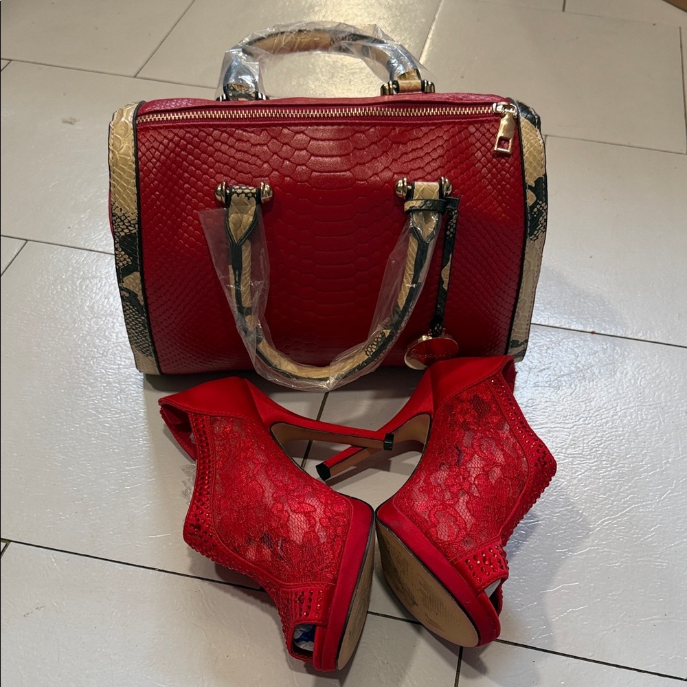 Red Croc-Embossed‎ Handbag and Lace Heels Set - Picture 6 of 6